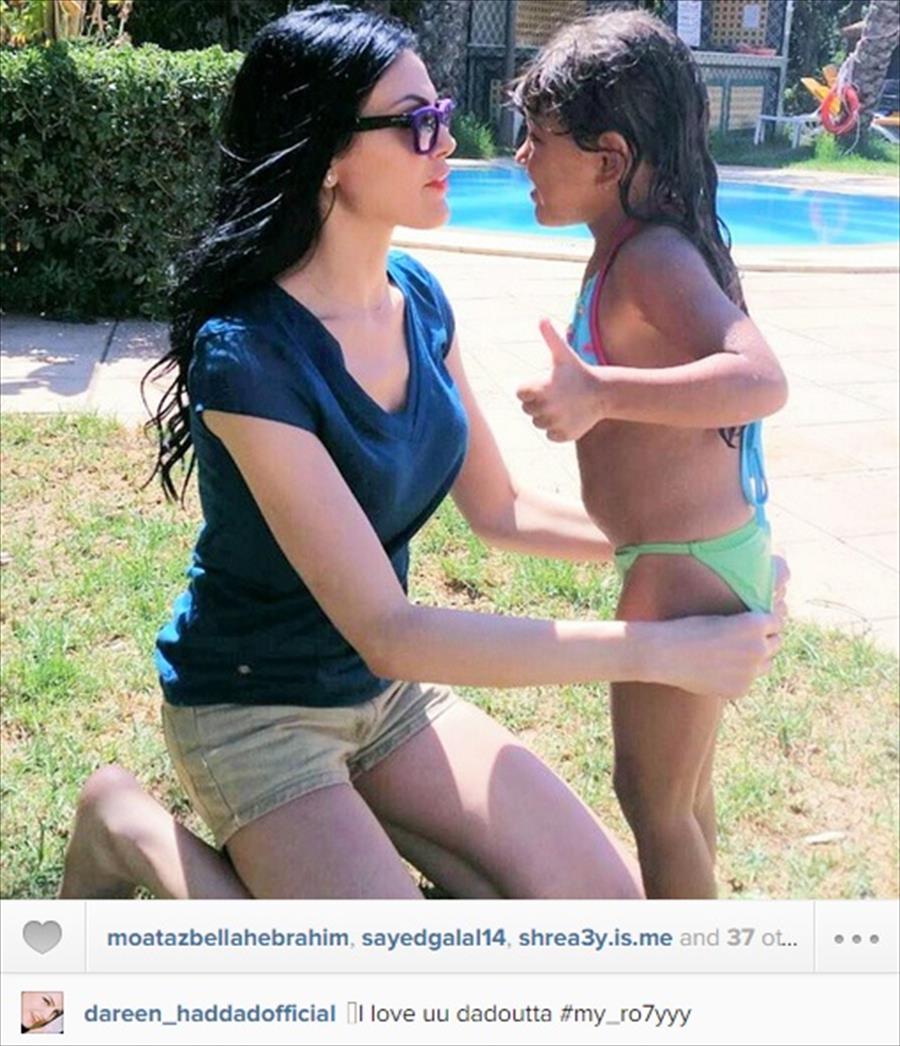 دارين حداد وابنتها على حمام السباحة (صورة)