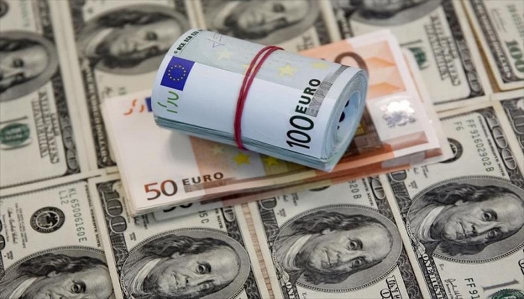 الدولار يتراجع أمام العملات الرئيسية قبيل بيان «المركزي الأميركي»