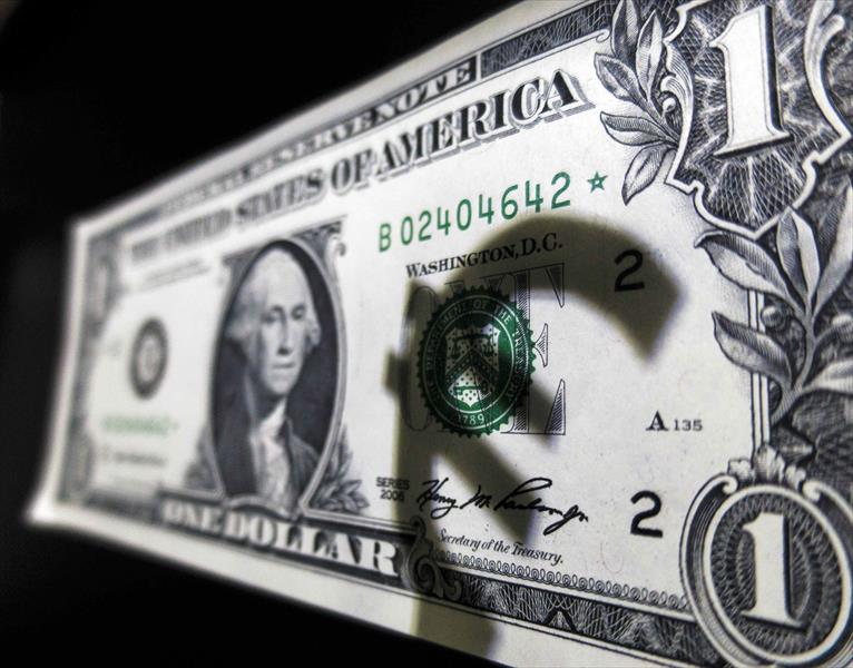 الدولار يتراجع بعد خفض توقعات «المركزي الأميركي» لنمو الاقتصاد