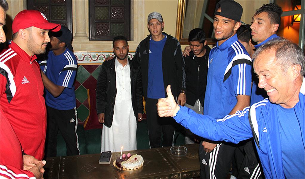 نجوم الاتحاد يحتفلون بعيد ميلاد زعبية في تونس