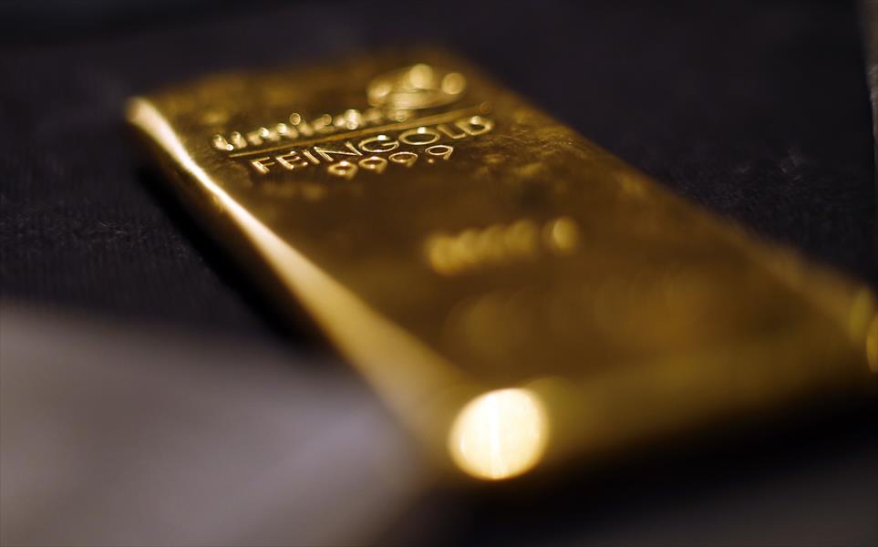 ضعف الدولار يرفع الذهب قرب أعلى مستوى خلال أسبوعين