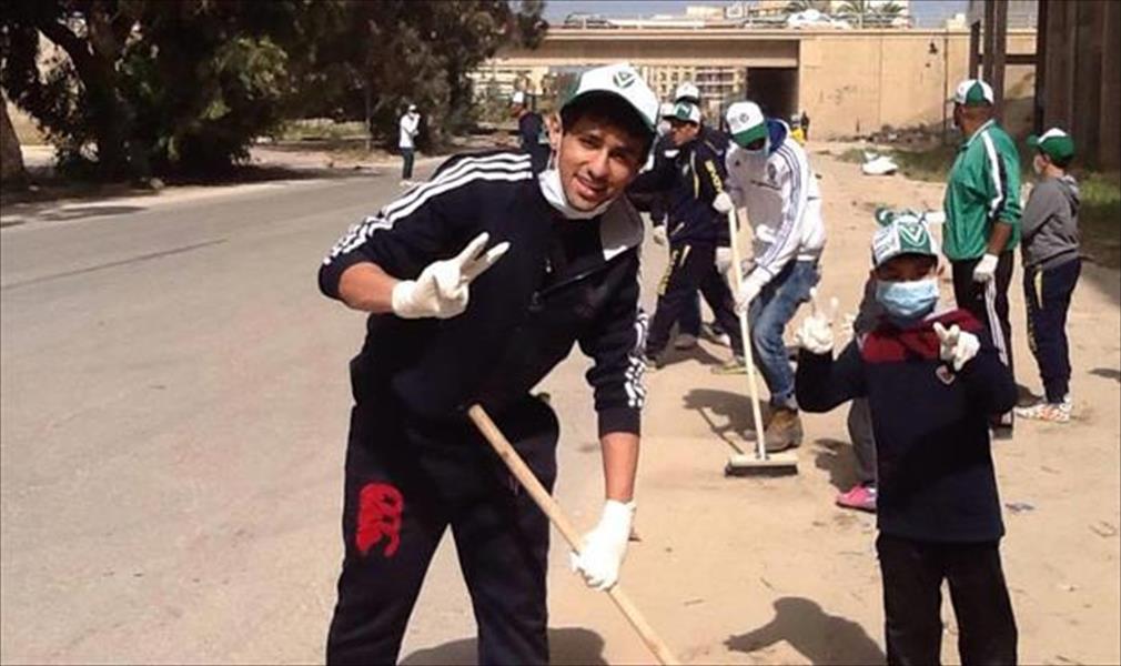 نجم الكرة الليبية ينظف شوارع بنغازي