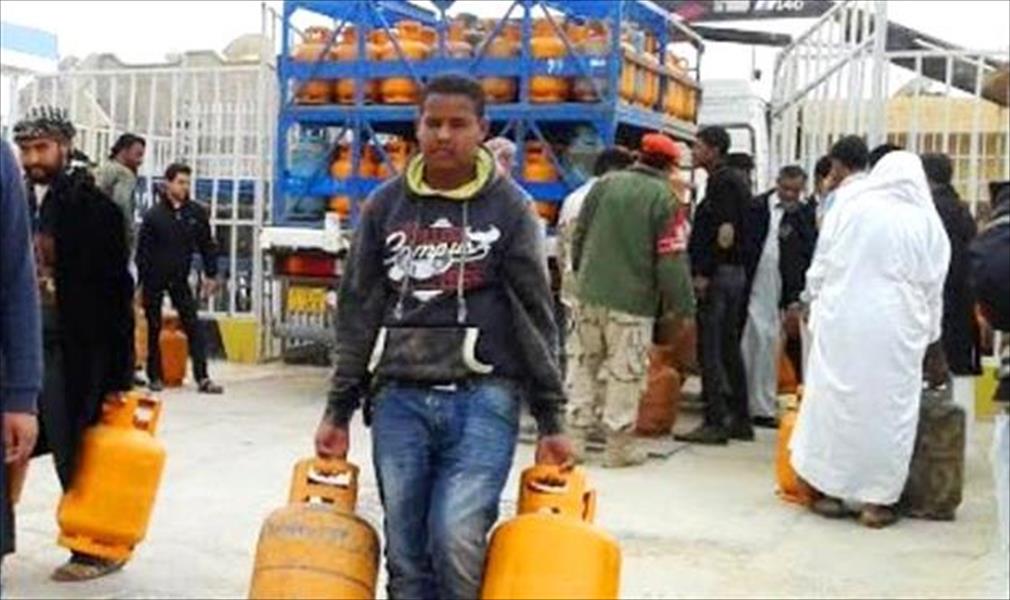 لجنة الأزمة والجهات الأمنية يشرفون على توزيع اسطوانات الغاز في طبرق