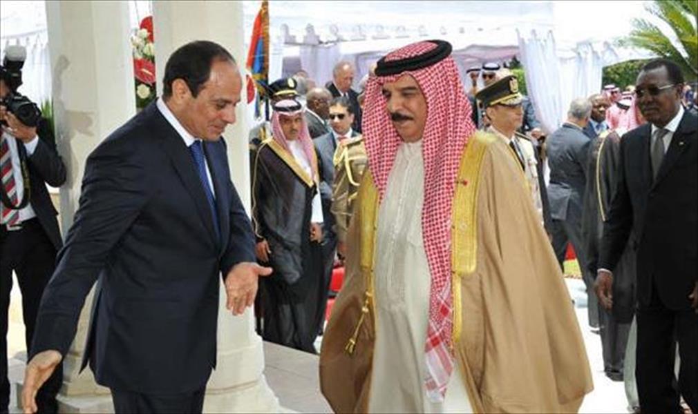 السيسي يستقبل العاهل البحريني بمطار شرم الشيخ لحضور القمة العربية