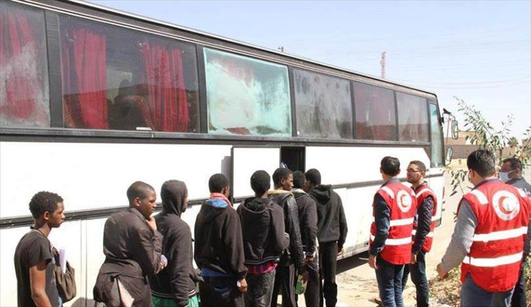 ترحيل 10 مهاجرين غير شرعيين عبر مطار الأبرق