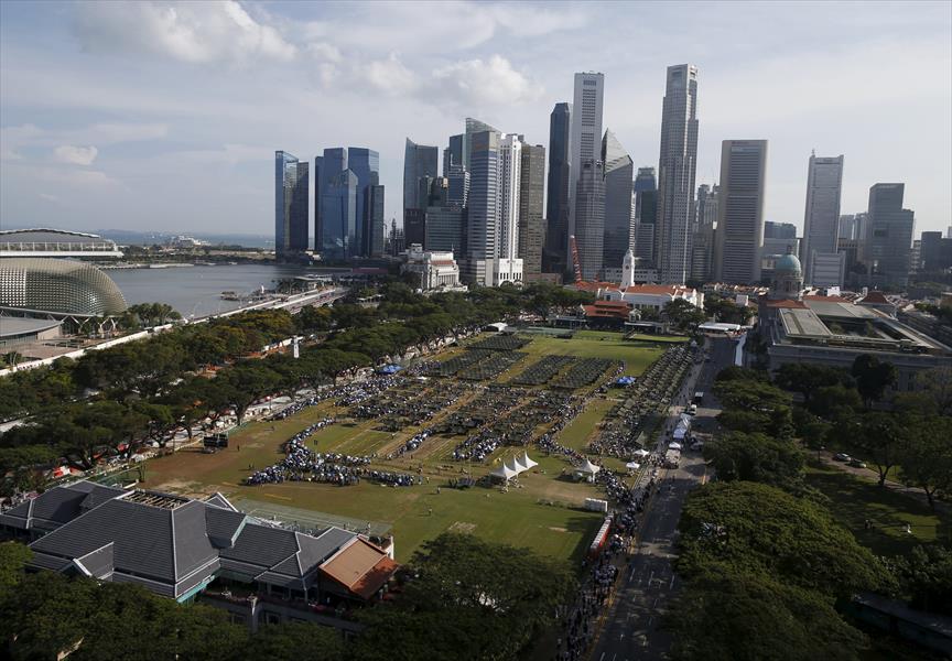 بالصور: توافد الحشود لإلقاء النظرة الأخيرة على مؤسس سنغافورة الحديثة
