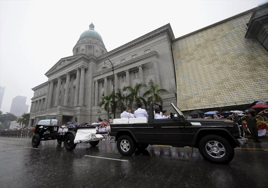 بالصور: جنازة مؤسس سنغافورة الحديثة تتحدى الأمطار