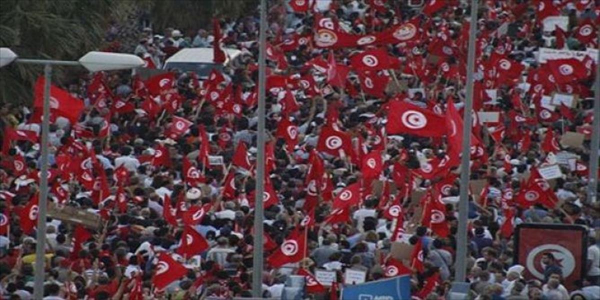 آلاف التونسيين يشاركون في مسيرة «العالم باردو»