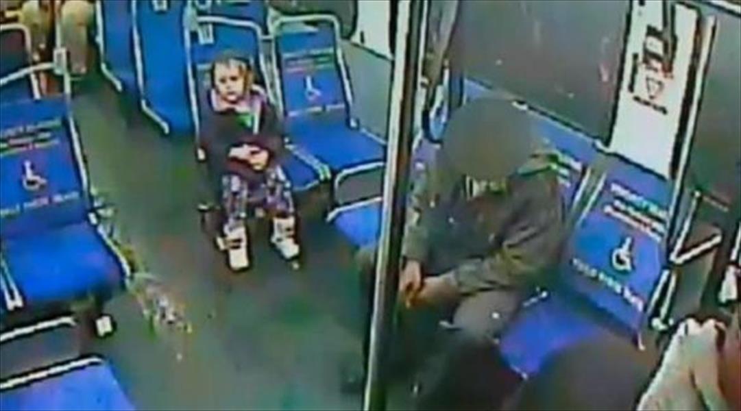 أزمة في حافلة ركاب بسبب طفلة صغيرة