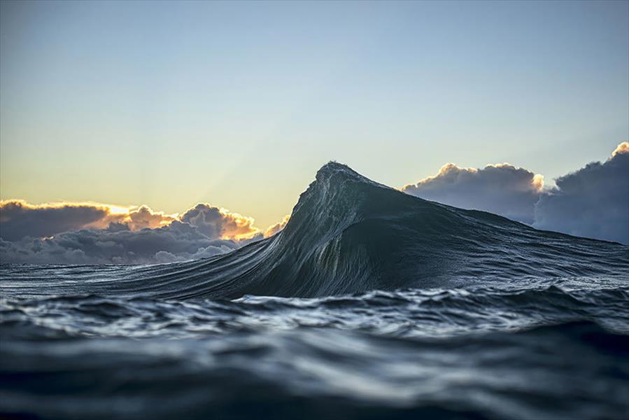 تعرف على قصة أشهر مصور أمواج في العالم (صور مدهشة)