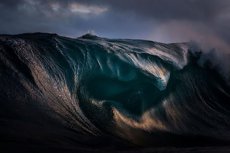 تعرف على قصة أشهر مصور أمواج في العالم (صور مدهشة)