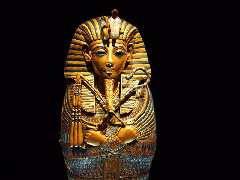 كسر قطع أثرية أثناء نقلها من المتحف المصري