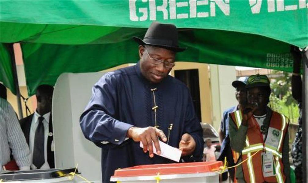 رئيس نيجيريا يهنئ بخاري لفوزه بفارق مليوني صوت