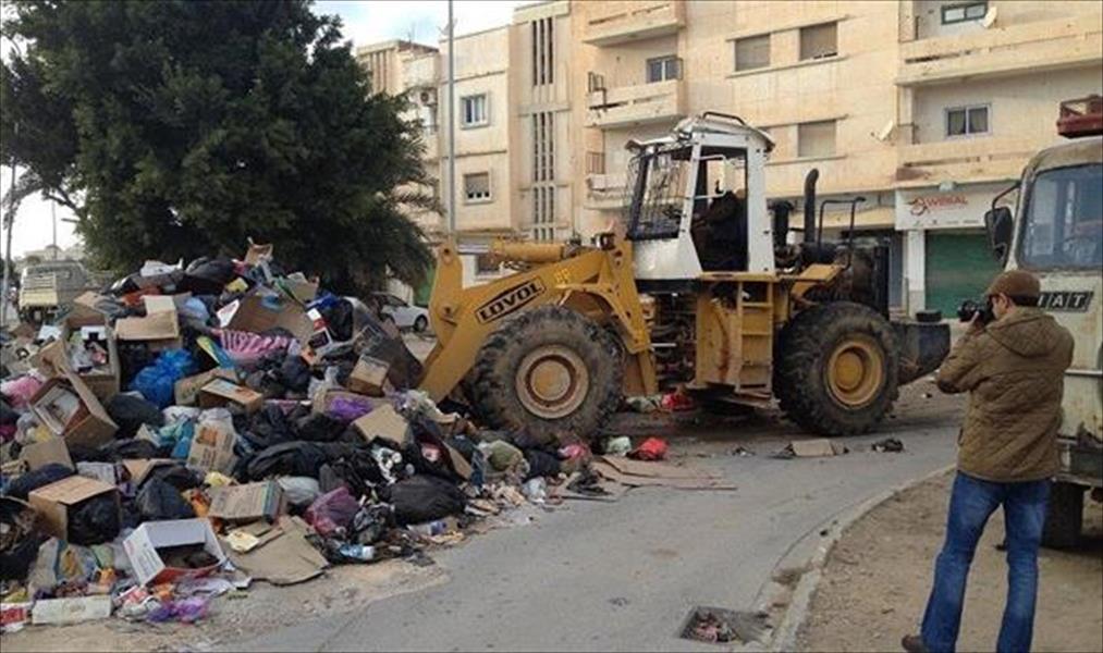 لجنة الأزمة تبحث حلولاً للتلوث البيئي الناتج عن حرق القمامة في بنغازي