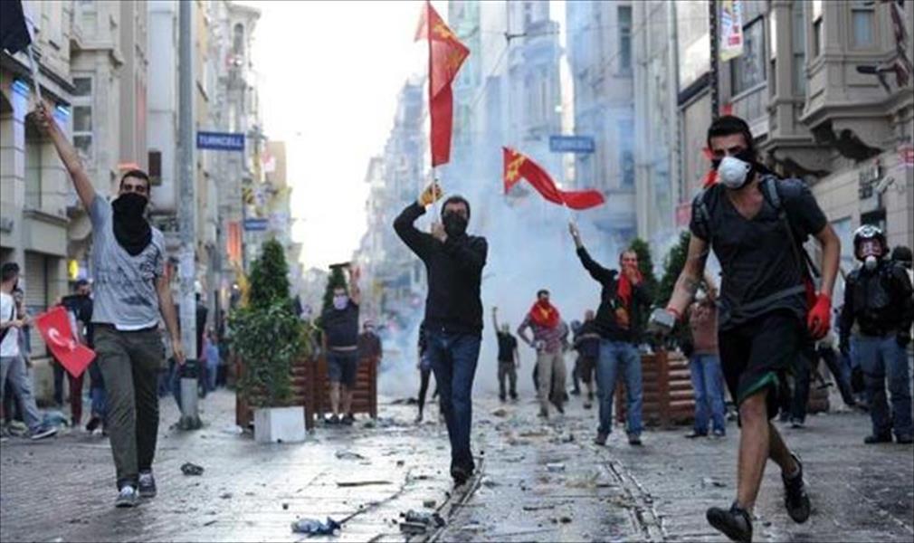 اشتباكات في شوارع إسطنبول واقتحام مقر الحزب الحاكم