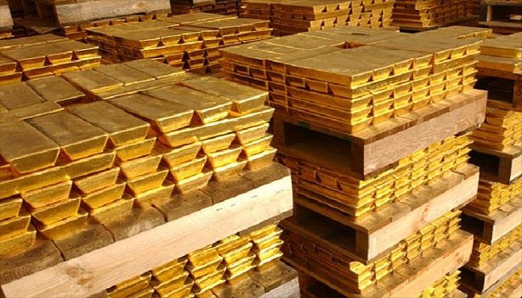 الذهب يرتفع 1 % والدولار يتراجع