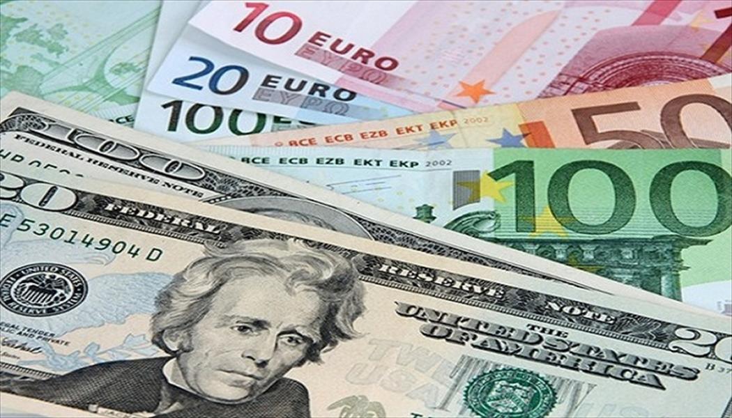 الدولار «يكشر عن أنيابه» أمام عملات رئيسية