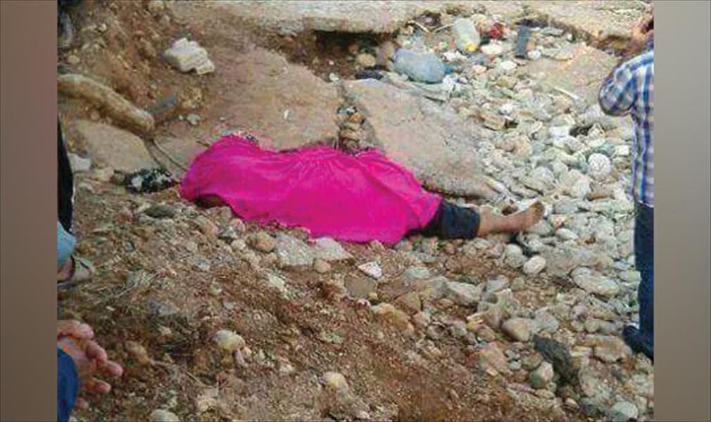 الهلال الأحمر الليبي ينتشل جثة في درنة