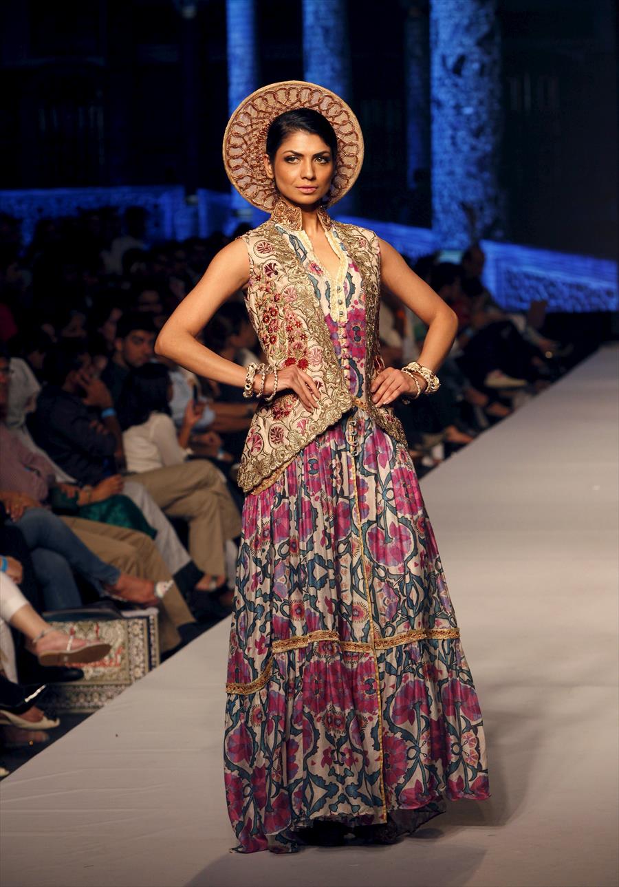 التراث يعانق الحداثة في أسبوع الموضة بباكستان