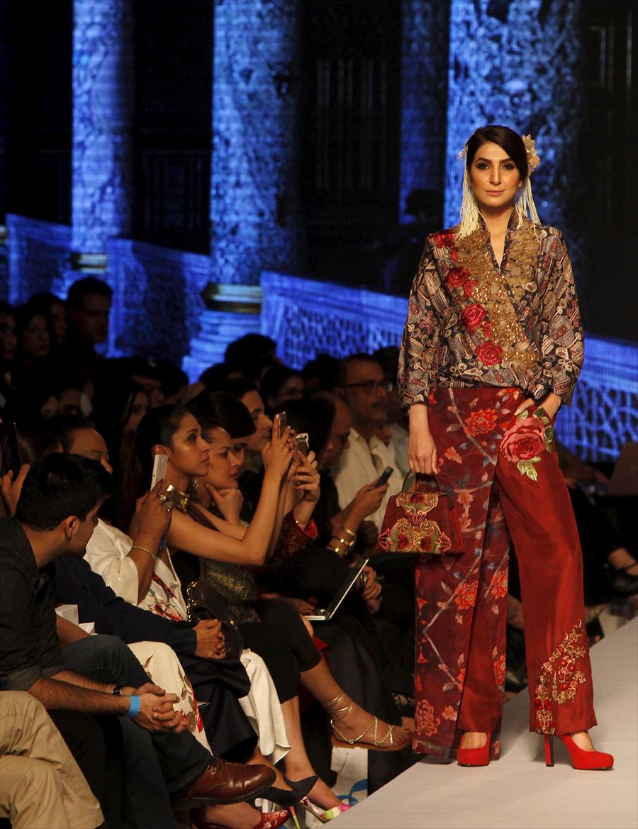 التراث يعانق الحداثة في أسبوع الموضة بباكستان
