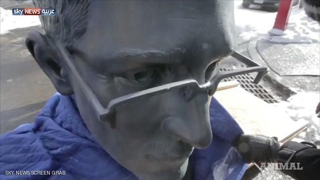 السلطات الأميركية تزيل تمثالاً لـ«سنودن» نصبه فنانون