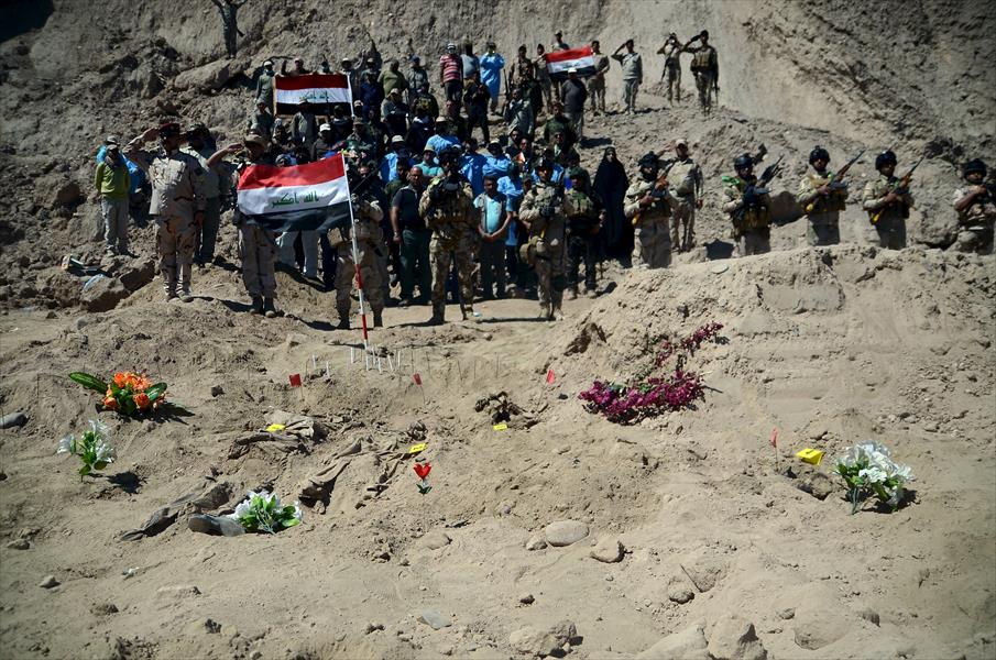 كشف مقبرة جماعية لجنود عراقيين بعد انسحاب «داعش» من تكريت