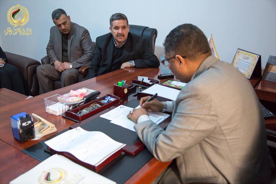 وزير الحكم المحلي يسلم شركة الخدمات في بنغازي حوالة مالية بـ9 ملايين دينار