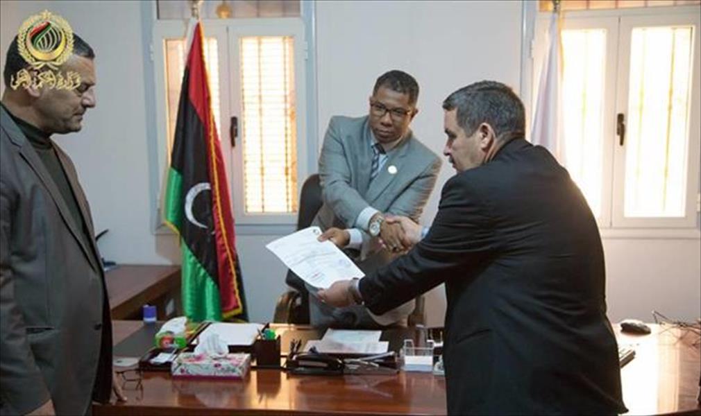 وزير الحكم المحلي يسلم شركة الخدمات في بنغازي حوالة مالية بـ9 ملايين دينار