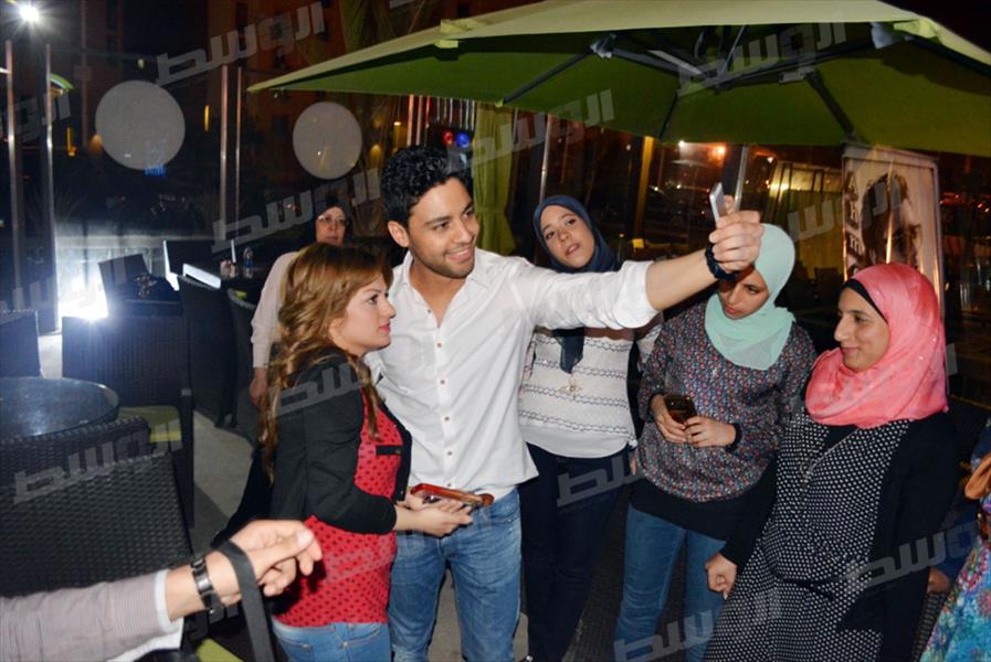 بالصور: «سيلفي» أحمد جمال مع جمهوره في عيد ميلاده