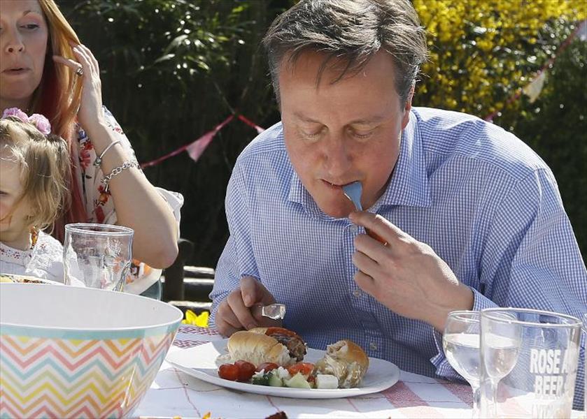 رئيس وزراء بريطانيا لا يعرف كيف يأكل الـ«هوت دوغ»