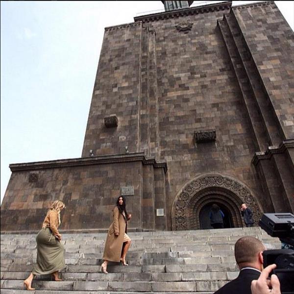 بالصور: كيم كردشيان تحتفل بمئوية القتل الجماعي للأرمن
