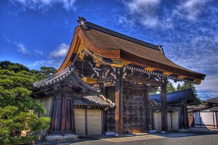 قرد يحرس قصر كيوتو الملكي باليابان (أسطورة)