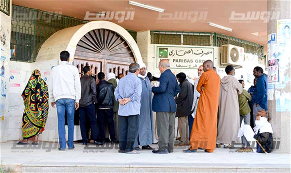 بالصور: طوابير المتعاملين أمام مصرف الصحاري في سبها بعد فتح أبوابه