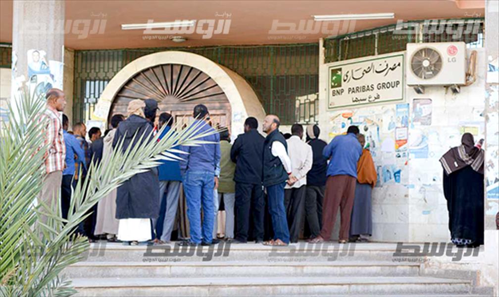 بالصور: طوابير المتعاملين أمام مصرف الصحاري في سبها بعد فتح أبوابه