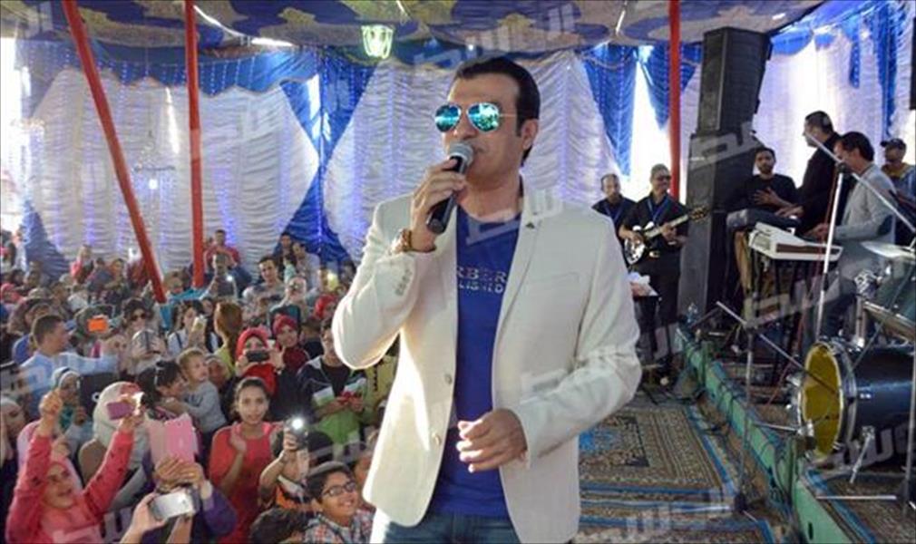 بالصور: إيهاب توفيق يغني في «قبضة الداخلية» المصرية