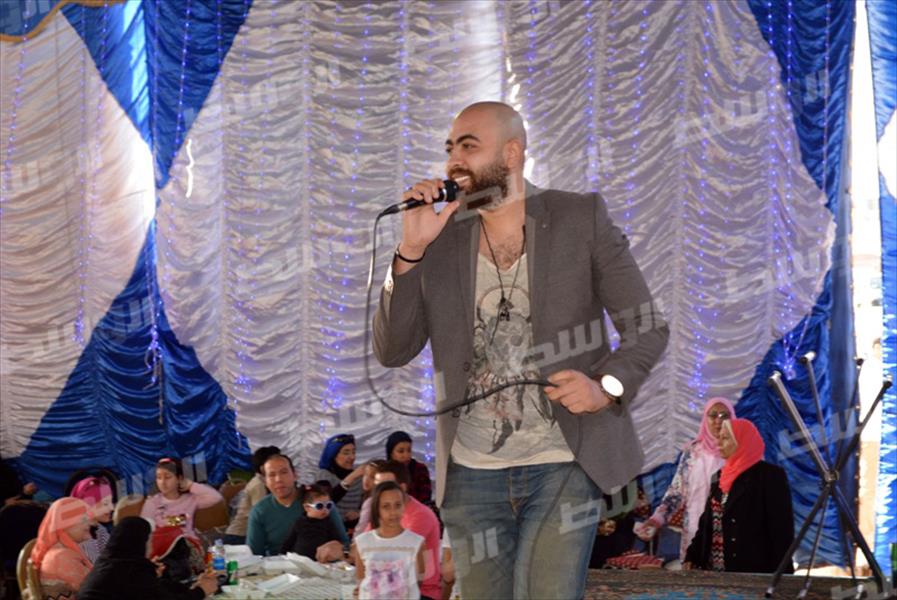 بالصور: إيهاب توفيق يغني في «قبضة الداخلية» المصرية