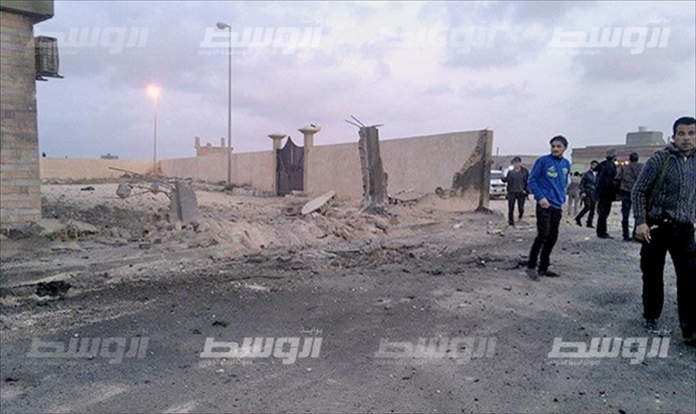 بالصور: سيارة مفخخة وراء تفجير مبنى الاستخبارات بطبرق