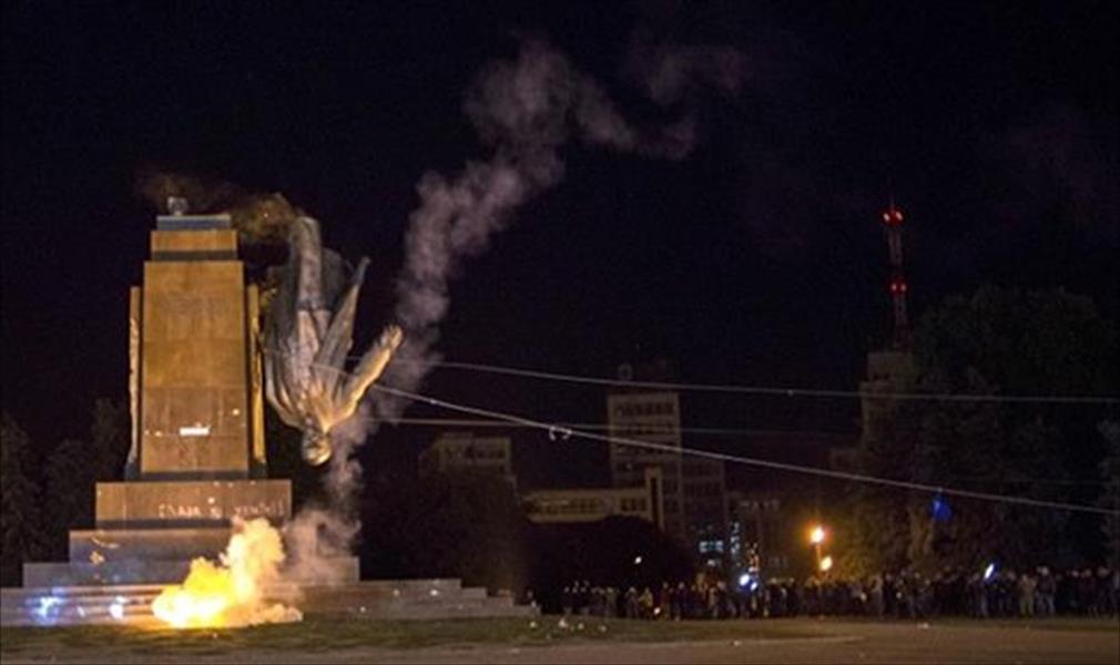 إسقاط عدد من تماثيل لينين في شرق أوكرانيا