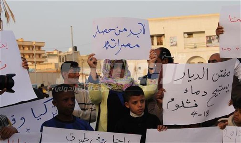 بالصور.. محتجّون في طبرق على قصف طرابلس