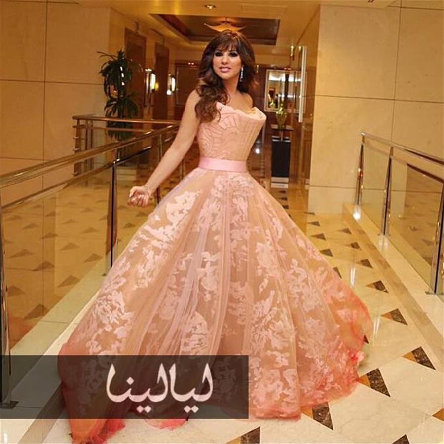 10 فساتين مدهشة ارتدتها النجمات العربيات في 2015