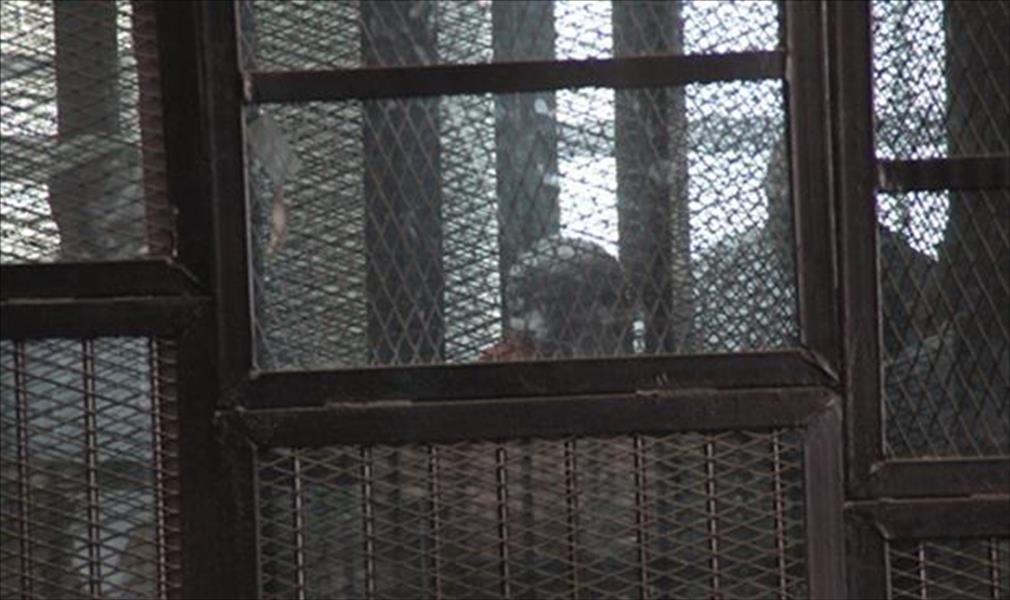 مرشد إخوان مصر يظهر لأول مرة بزي الإعدام خلال محاكمته