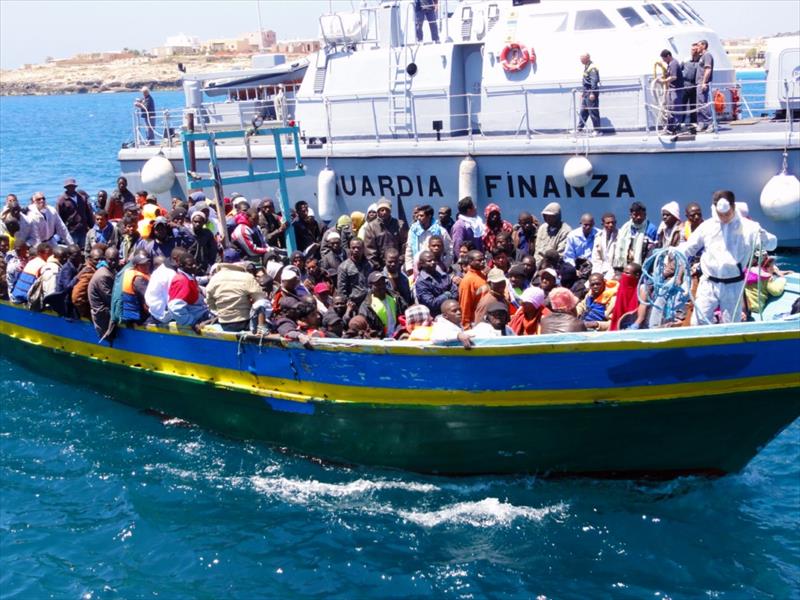 إيطاليا تطالب بقمة أوروبية عاجلة بعد غرق 700 مهاجر أبحروا من ليبيا