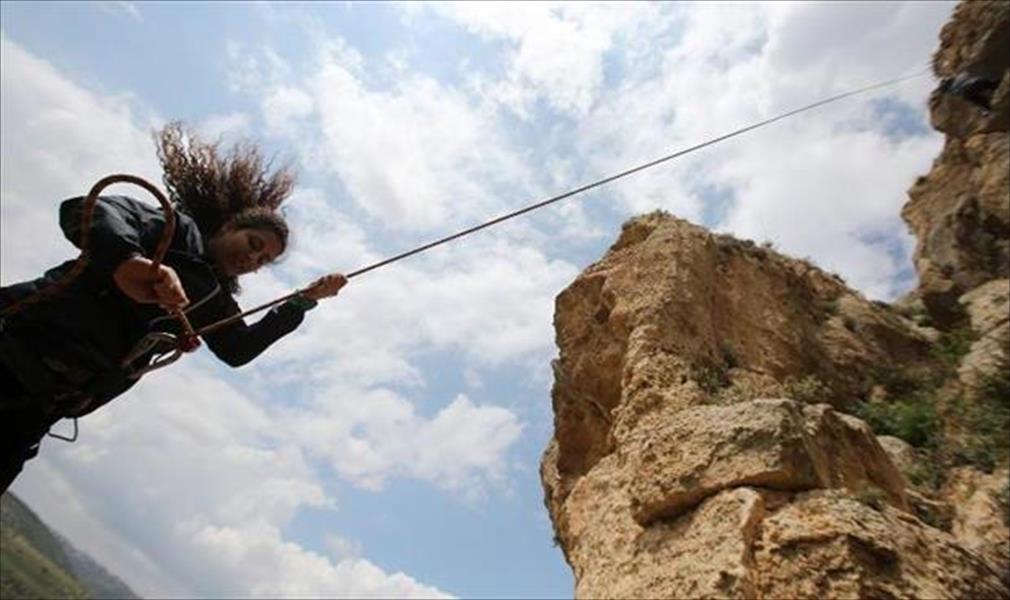 هوس شباب فلسطين بتسلق الصخور