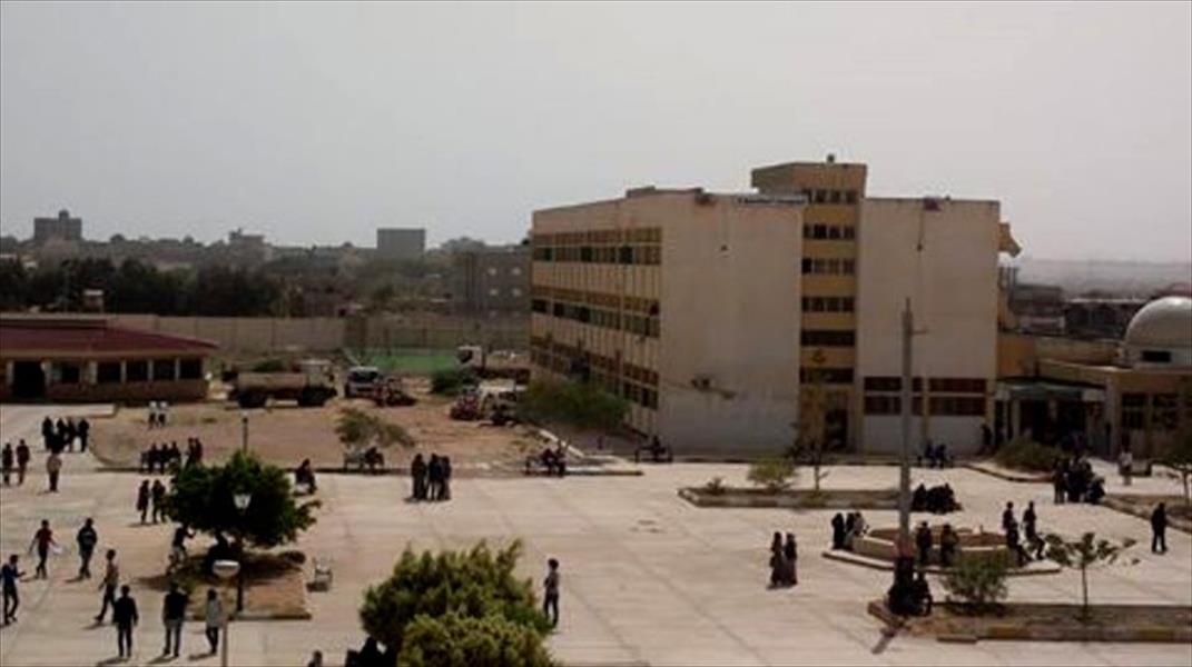 حملة نظافة «طلابية» بجامعة عمر المختار في طبرق