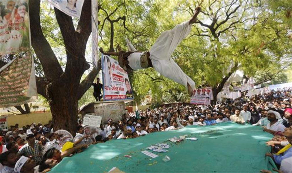 بالصور: مزارع هندي يشنق نفسه على شجرة أمام تجمع سياسي