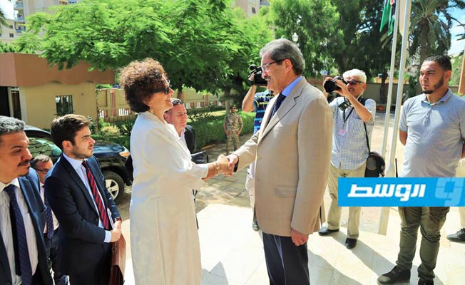 استقبال عميد بلدية بنغازي مع السفيرة الفرنسية. (الإنترنت)