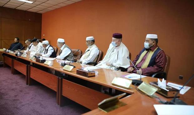 اجتماع العميد خالد مازن مع عدد من أعضاء مجلس مشايخ وحكماء بنغازي. (وزارة الداخلية)
