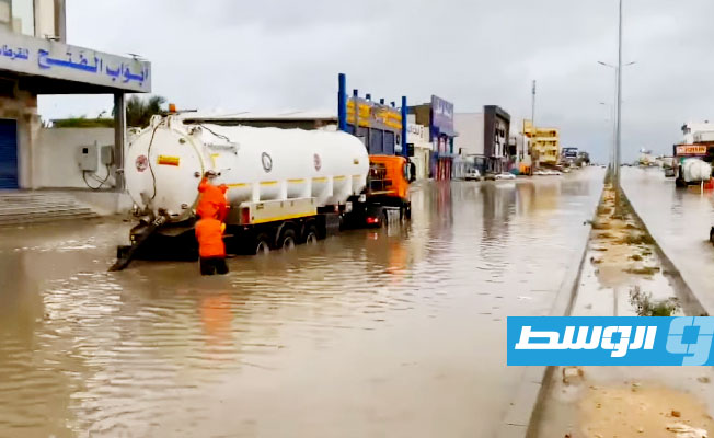 محاولات فتح مسارات في شارع غمرته مياه الأمطار في أحد شوارع جنزور، 9 ديسمبر 2023. (بلدية جنزور)