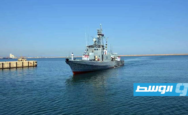 الزورق «شفق» عند وصوله قاعدة طرابلس البحرية. (مكتب الإعلام والمراسم بالقوات البحرية الليبية)