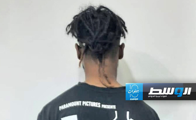 المتهم عقب القبض عليه في مركز شرطة الصابري ببنغازي، 3 يونيو 2024. (مديرية أمن بنغازي)